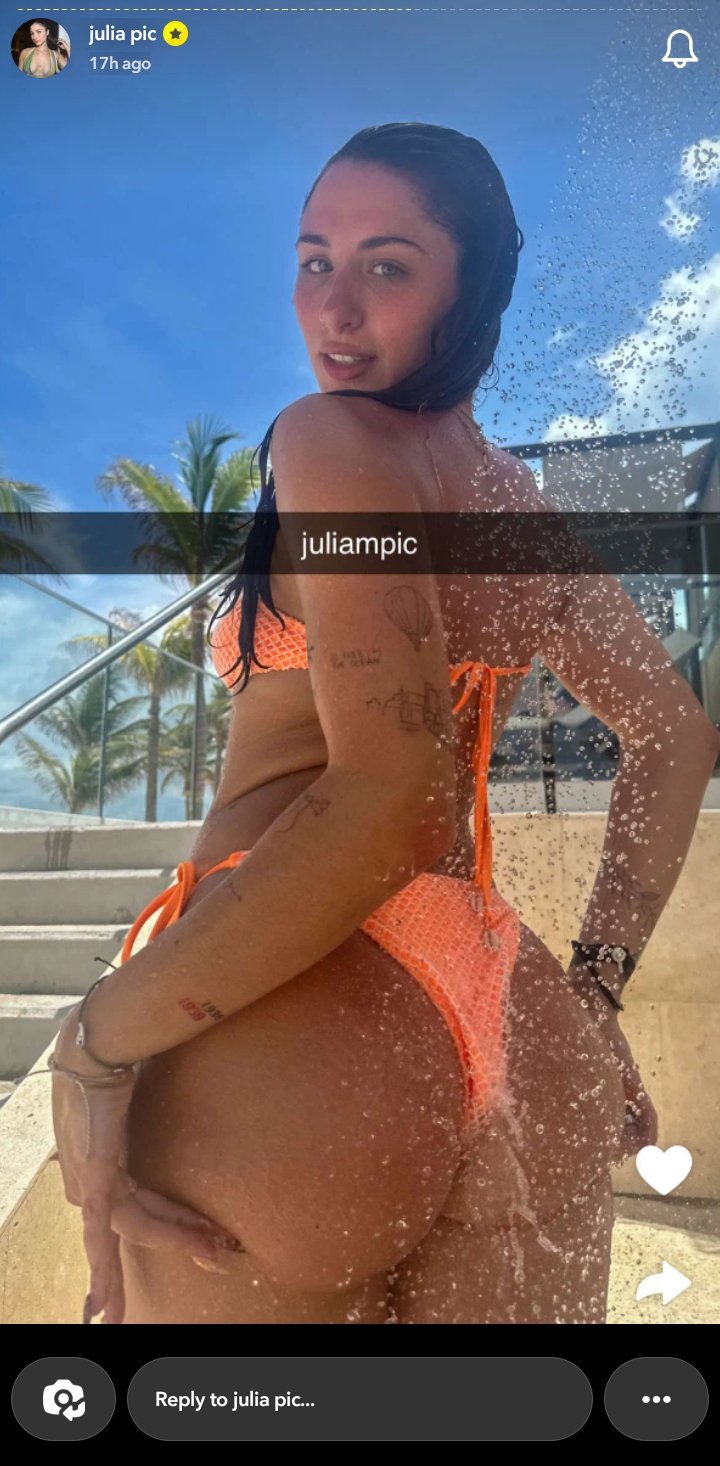 Screenshot_20240820_101949_Snapchat julia loves showing off so much #F8rF3Gqp